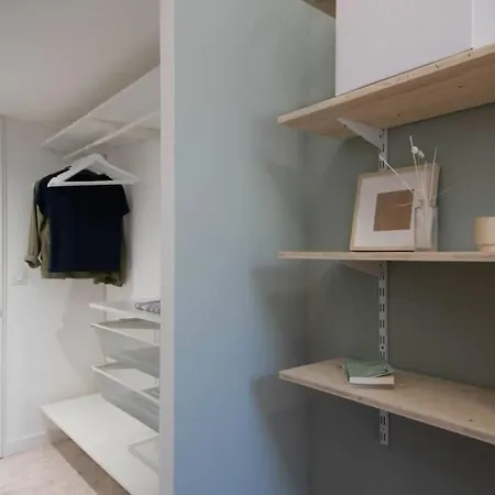 Bel Et Grand Quais De La Fontaine