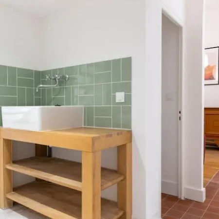 Bel Et Grand Quais De La Fontaine Daire *