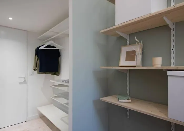 Bel Et Grand Quais De La Fontaine